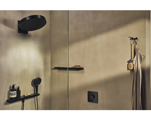 Modernes Badezimmer mit Kopfbrause, Handbrause, Ablage und Accessoires.