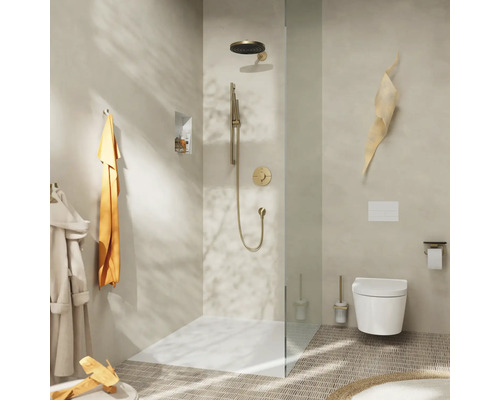 Badezimmer mit Dusche, Toilette und Accessoires in hellem Design