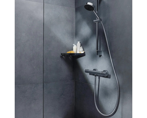 Duscharmatur mit Regendusche und Ablage im Badezimmer