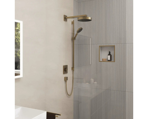 Duscharmatur mit Kopf- und Handbrause in einem modernen Badezimmer