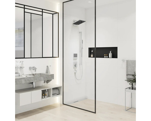 Modernes Badezimmer mit Dusche, Waschbecken und Spiegel
