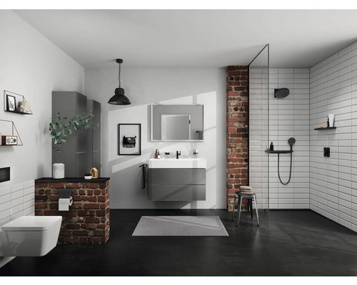 Modernes Badezimmer mit Waschtisch, Dusche, Toilette und Backsteinmauer