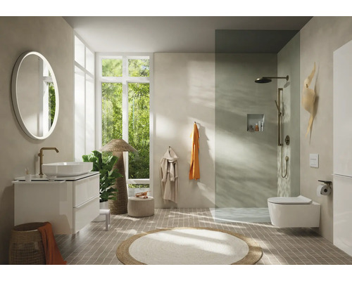 Helles Badezimmer mit Waschtisch, Spiegel, Dusche und Toilette in modernem Design