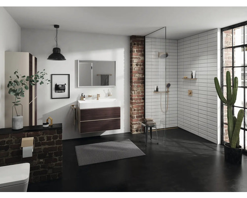Modernes Badezimmer mit Waschtisch, Dusche und Ziegelwand