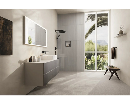Modernes Badezimmer mit Waschbecken, Spiegel, Dusche und großem Fenster