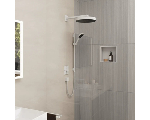 Badezimmer mit Duscharmatur, Brausestange und Ablagefläche