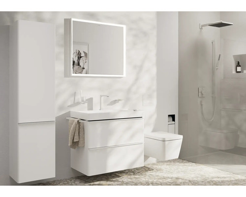 Badezimmer mit Waschbeckenunterschrank, Spiegelschrank mit Beleuchtung, Hochschrank, Toilette und Dusche