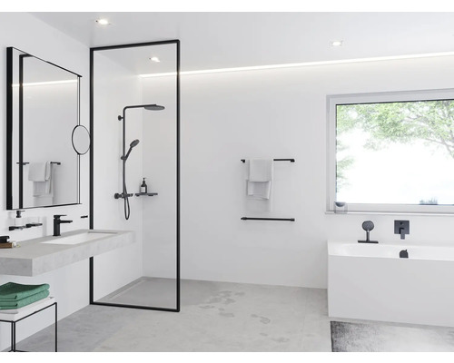 Helles Badezimmer mit Dusche, Waschbecken, Spiegel und Badewanne in schlichtem Design