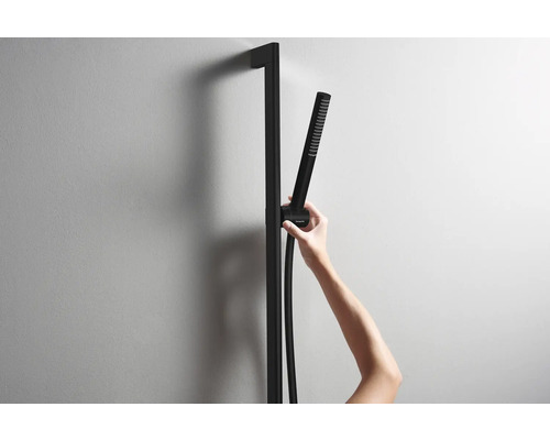Schwarze Duschstange mit Handbrause an der Wand