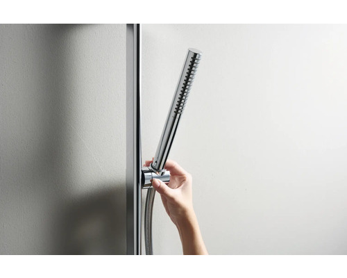 Handbrause am Brausestangenset im Badezimmer