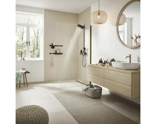 Helles Badezimmer mit Dusche, Waschtisch, Spiegel und dekorativen Elementen für eine moderne Raumgestaltung.