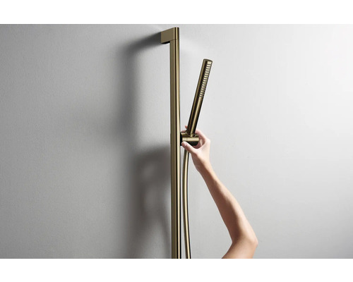 Duscharmatur mit Handbrause und Brauseschlauch an der Wand