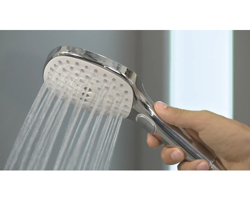Handbrause im Gebrauch mit fließendem Wasser.