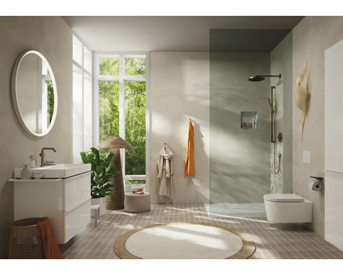 Helles Badezimmer mit Waschtisch, Spiegel, Dusche und Toilette.