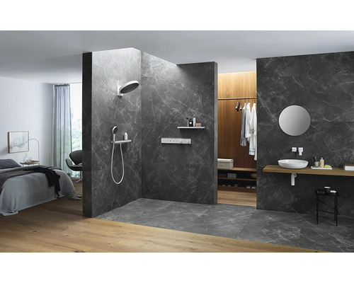 Badezimmer mit Dusche, Waschtisch und offenem Kleiderschrank