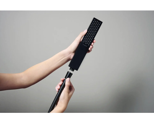 Duschkopf mit Schlauch wird montiert