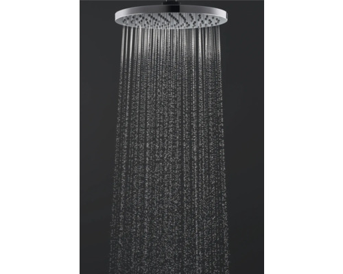 Regendusche mit Wasserstrahl