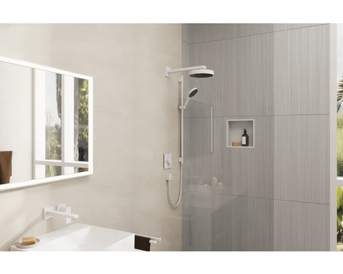 Helles Badezimmer mit Dusche, Waschbecken und Spiegel für ein modernes Ambiente.