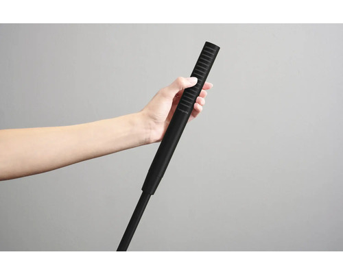 Eine Hand hält eine Handbrause der Marke Hansgrohe.