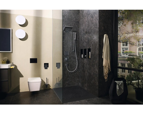 Modernes Badezimmer mit Dusche, Toilette und Waschbecken