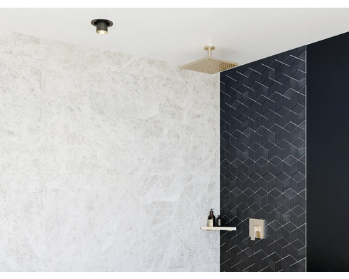 Modernes Badezimmer mit Deckenleuchte, Regendusche und geometrischen Fliesen