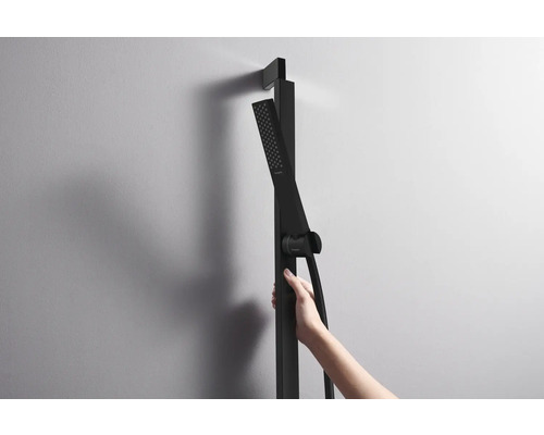 Handbrause mit Brausestange an einer Wand montiert