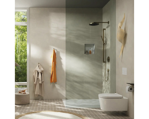 Helles Badezimmer mit Dusche, Toilette und Handtüchern