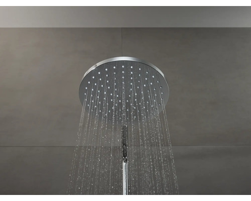 Regendusche mit laufendem Wasser
