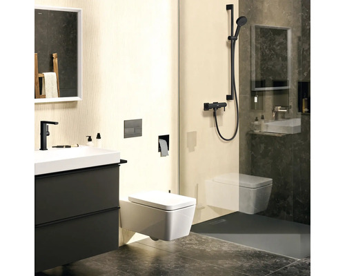 Modernes Badezimmer mit Waschtisch, Spiegel, wandhängendem WC und Dusche