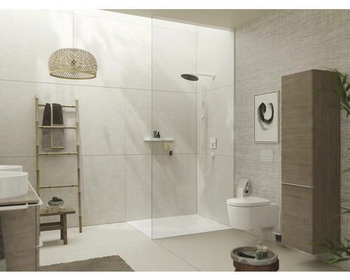Helles Badezimmer mit Dusche, Toilette, Waschbecken und Holzdetails