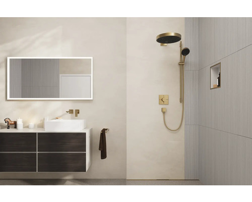 Modernes Badezimmer mit Waschtisch, Spiegel mit Beleuchtung und Duscharmatur