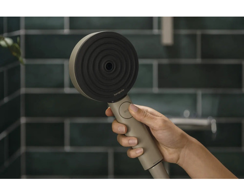Handbrause von Hansgrohe in der Hand gehalten