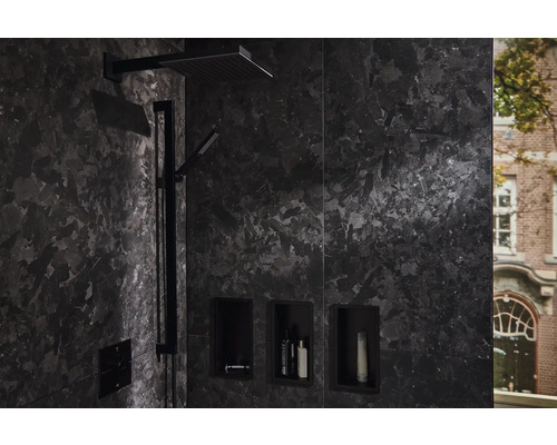 Badezimmer mit dunklen Fliesen, Duscharmatur und eingebauten Regalen