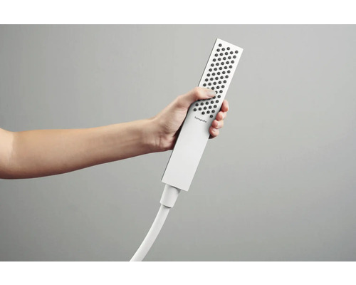 Hand hält Hansgrohe Handbrause mit Brauseschlauch