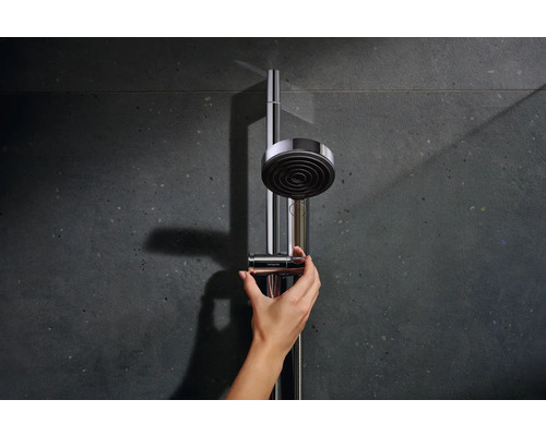 Duschsäule mit Handbrause vor grauer Wand