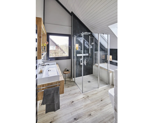 Badezimmer mit Dusche, Waschbecken und Holzfußboden unter Dachschräge