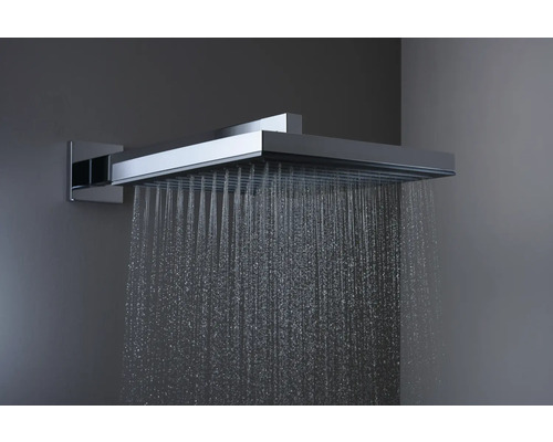 Quadratischer Duschkopf mit laufendem Wasser