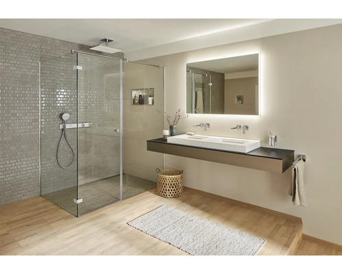 Helles Badezimmer mit Dusche, Waschtisch mit zwei Waschbecken und beleuchtetem Spiegel