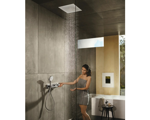 Badezimmer mit Kopfbrause, Handbrause und Frau unter der Dusche