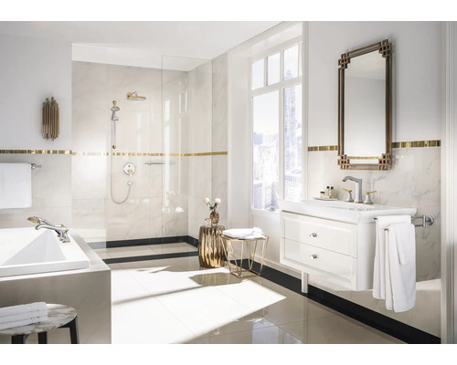 Helles Badezimmer mit Dusche, Waschtisch, Spiegel und Badewanne in modernem Design
