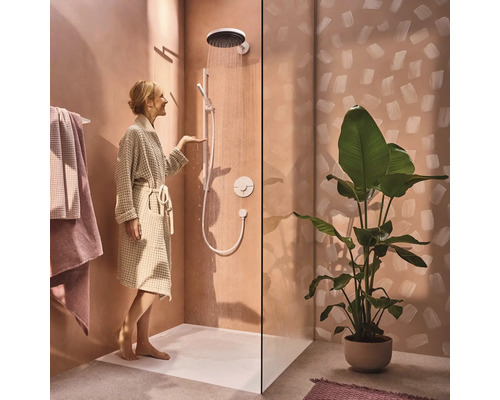Moderne Dusche mit Kopfbrause, Handbrause und Frau im Bademantel