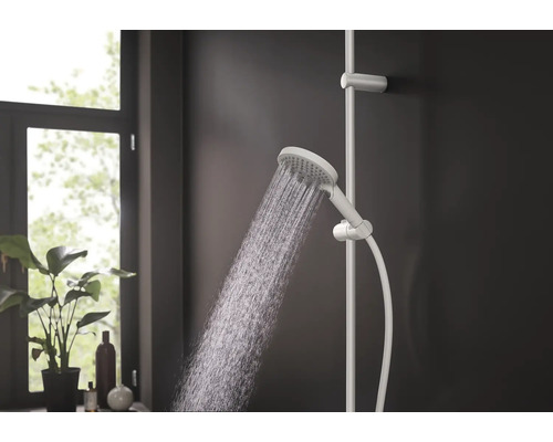 Brausestangenset mit Handbrause und laufendem Wasser
