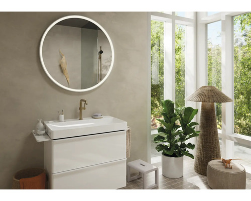 Modernes Badezimmer mit rundem Spiegel, Waschbeckenunterschrank, großem Fenster und Zimmerpflanze
