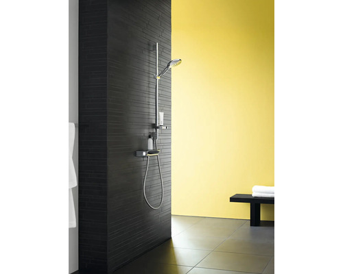 Modernes Badezimmer mit Duschsystem und Ablageflächen an einer dunklen Wand.