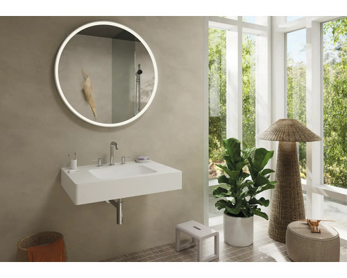 Modernes Badezimmer mit rundem Spiegel mit Beleuchtung, Waschbecken und Fensterfront