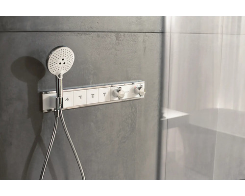 Handbrause mit Thermostatarmatur an einer Wand im Badezimmer