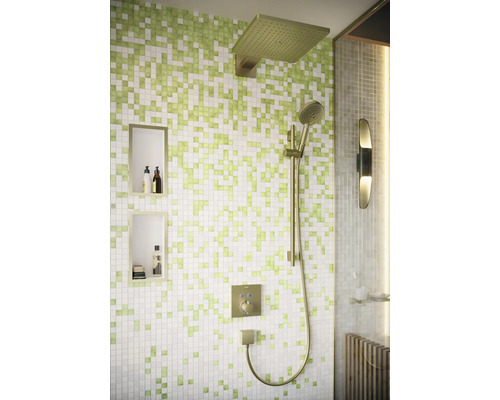 Modernes Badezimmer mit Mosaikfliesen, Kopfbrause, Handbrause und eingebauten Regalen.