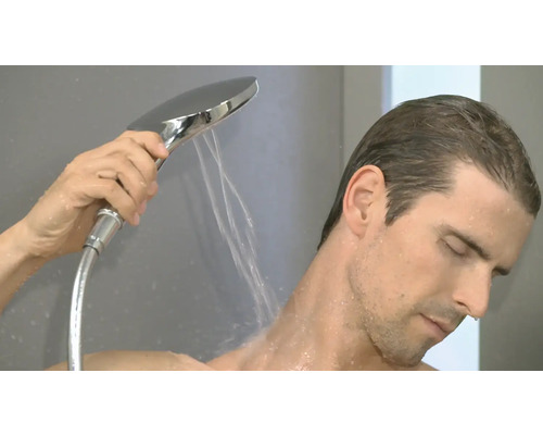 Mann benutzt Handbrause unter der Dusche