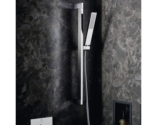 Duschstange mit Handbrause vor dunklem Hintergrund