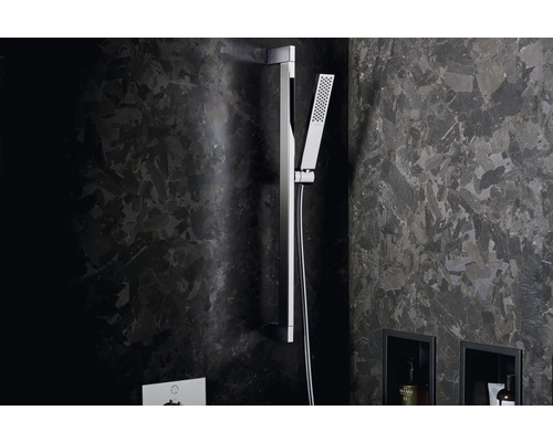 Duschstange mit Handbrause in modernem Badezimmer